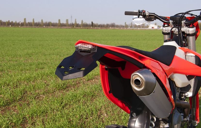 R-TECH Kennzeichenhalter Integra mit Rücklicht für KTM EXC 2017-2019, schwarz